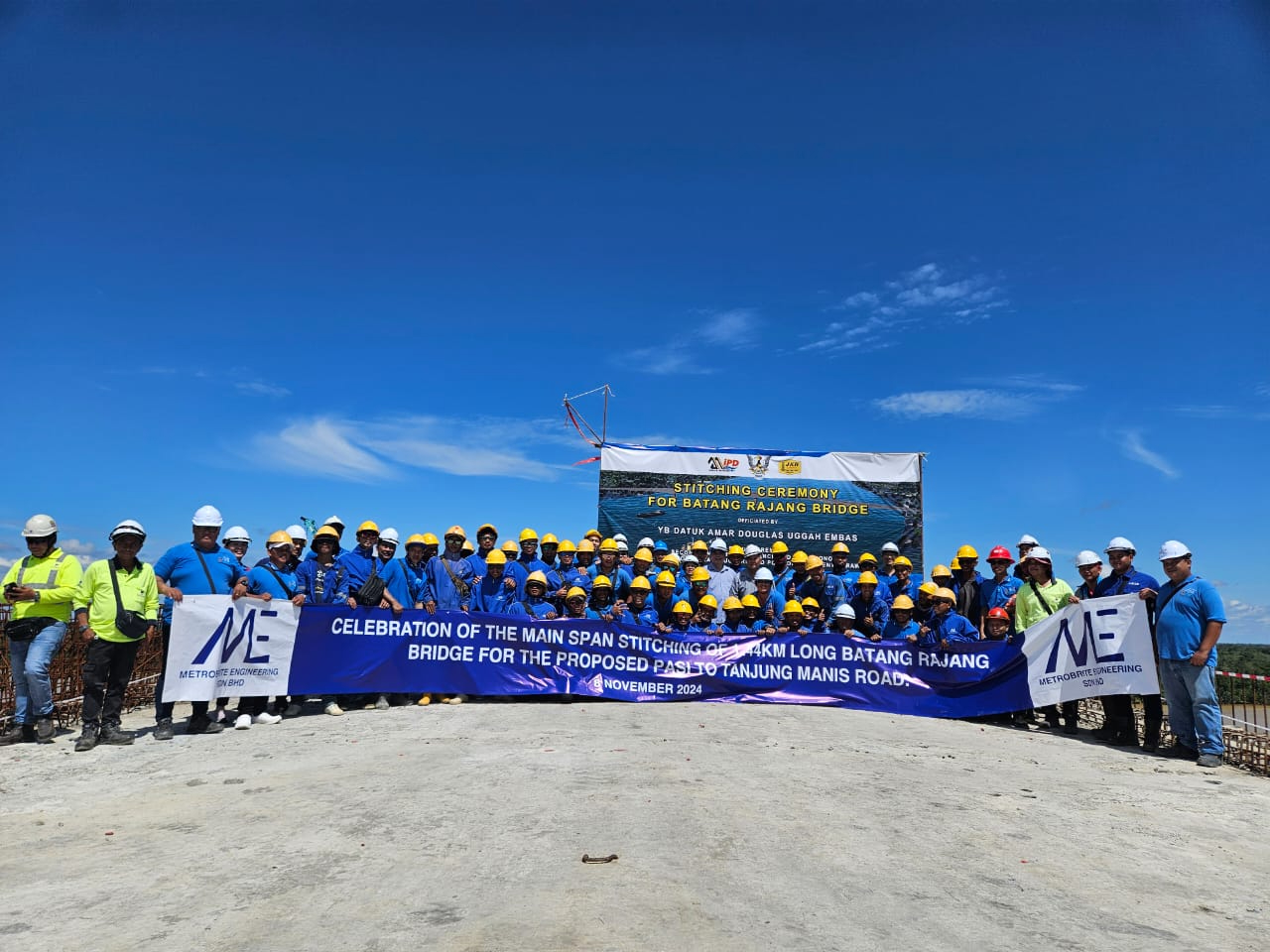 Metrobrite team at the Batang Rajang Bridge stitching ceremony